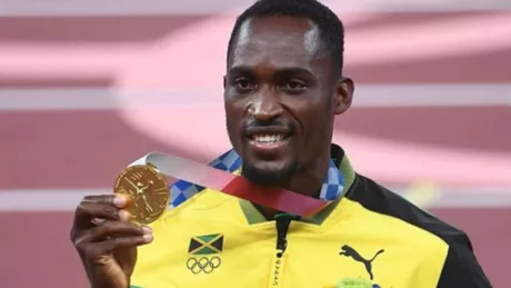 Atletul jamaican Hansle Parchment a câștigat o medalie de aur la JO datorită unei voluntare. Acesta se rătăcise prin Tokyo iar femeia i-a achitat o cursă cu un taxi