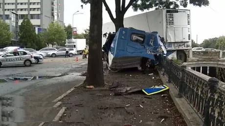 Accident rutier grav în București. Șoferul unui TIR a adormit la volan și era să cadă în Dâmbovița