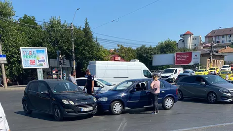 Accident rutier în Tudor Vladimirescu. Impact între două autoturisme - EXCLUSIV FOTO VIDEO