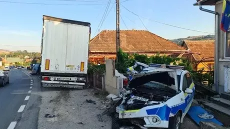 Accident rutier în Sălaj. O maşină de Poliţie şi o dubă de Jandarmerie spulberate de un TIR