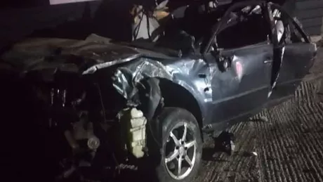 Cum arată maşina tânărului mort în accidentul din Sârca. Autoturismul a fost distrus complet după ce s-a izbit de un gard din beton - FOTO