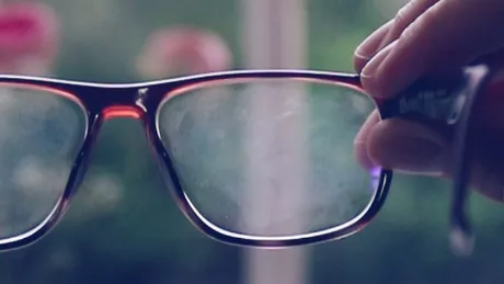 Cum se curăță ochelarii ca să scapi de urmele de grăsime. Așa dispar și zgârieturile de pe lentile
