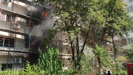 Incendiu pe Calea Rahovei Un pompier a leșinat din cauza intervenției în fum și căldură extremă