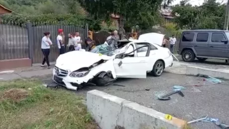 O mamă și-a rănit ambii copii după ce a intrat cu Mercedesul într-un cap de pod în Argeș. Bolidul făcut zob