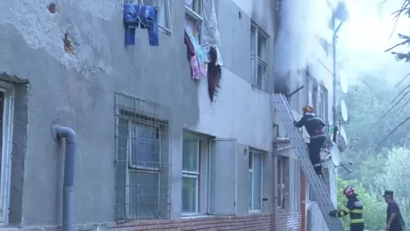 Incendiu puternic la un bloc din Drobeta Turnu Severin. Proprietarul şi-a aruncat intenţionat butelia în aer - VIDEO