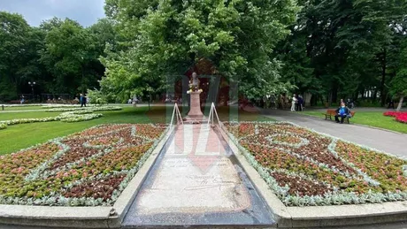 Primăria Iași prin Casa de Cultură Mihai Ursachi a Municipiului Iași marchează Ziua Limbii Române la statuia lui Mihai Eminescu din Parcul Copou
