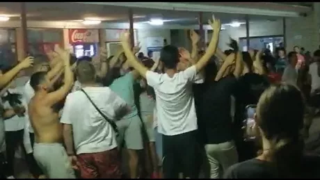 Petrecere în gara din Constanța. Zeci de tineri au dansat pe peron după ce s-au stricat locomotivele - VIDEO