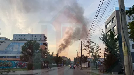 Incendiu în Iași. Acoperișul unui bloc a fost acaparat de flăcări - Exclusiv Galerie Foto Live Video Update