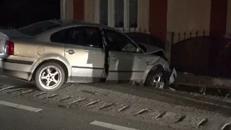 La un pas de dezastru pe o șosea din municipiul Iași Un tânăr de 27 de ani a intrat cu mașina într-o conductă de gaze naturale. Vehiculul s-a oprit în gardul unei locuințe