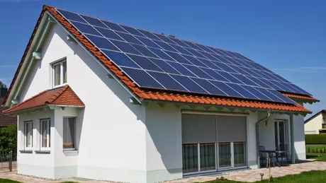 Ieșenii care s-au înscris în programul Casa Verde Fotovoltaice primesc banii pentru montarea panourilor pe acoperișurile caselor din mediul rural