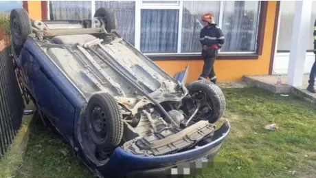 Accident rutier în municipiul Piatra Neamț. O femeie s-a răsturnat cu mașina într-o curte