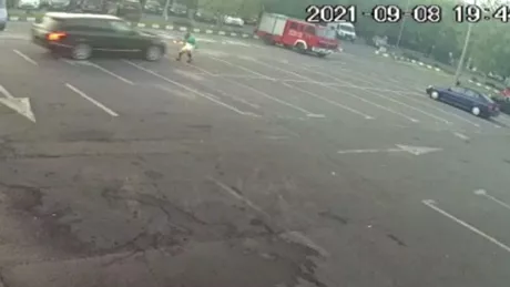 Angajatul unei spălătorii auto a fost călcat intenţionat cu maşina de un şofer nervos în Bucureşti - VIDEO