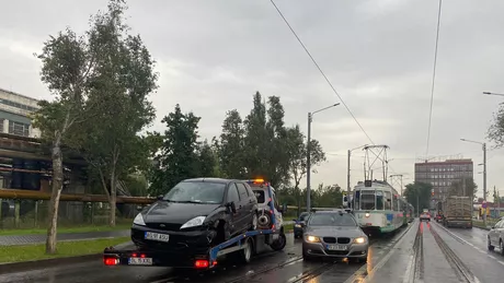 Accident rutier pe Calea Chişinăului. Circulaţie blocată după ce unui autoturism i s-a rupt o roată - EXCLUSIV FOTO