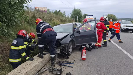 Accident rutier la Sârca. A încercat să evite un şofer care efectua o depăşire fără să se asigure şi a intrat într-un cap de pod. Două persoane rănite - EXCLUSIV FOTO VIDEO UPDATE