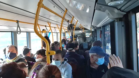 Tânără studentă din Iași jefuită de o mică avere într-un autobuz  Hoțul s-a folosit din plin de pandemia de COVID-19 pentru a putea scăpa nepedepsit. Masca de protecție l-a ajutat până la un punct