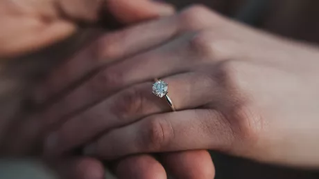 Pe ce deget se pune inelul de logodnă Iată cum se poartă această bijuterie și ce semnificație are