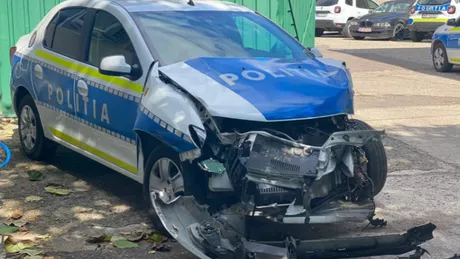 Poliţist amendat după ce a provocat un accident rutier în care a distrus autospeciala