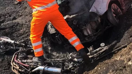 O motocicletă s-a izbit de o maşină pe drumul spre Arad şi a fost proiectată într-un alt autoturism care a luat foc