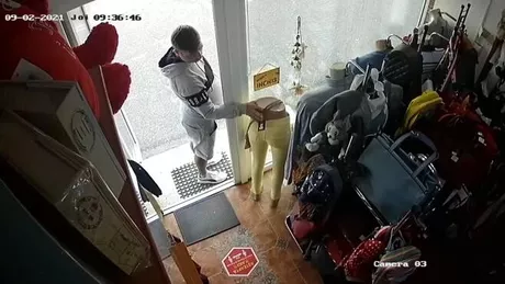 Un hoț din Bârlad a furat manechinul cu tot cu haine dintr-un magazin. Imaginile surprinse au devenit virale pe internet - VIDEO