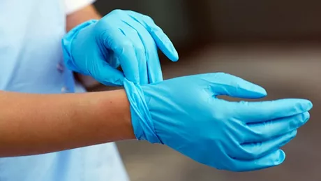 Viețile a mii de pacienți americani puse în pericol după ce milioane de mănuși la mâna a doua din Thailanda au fost vândute în SUA