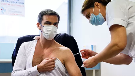 Ministrul francez al Sănătăţii Olivier Veran s-a vaccinat cu un booster Pfizer. Primele două doze administrate au fost Moderna și AstraZeneca
