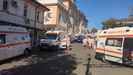 Situație alarmantă Curtea Spitalului de Boli Infecțioase Sf. Parascheva Iași este asaltată și ocupată în totalitate de ambulanțe