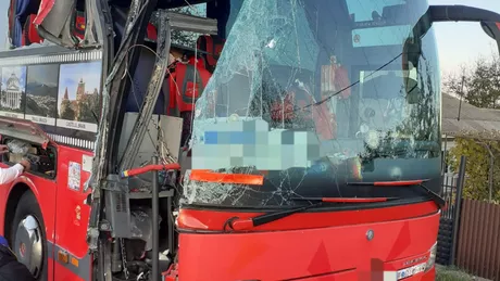 Accident între un autocar cu 26 de persoane la bord și un TIR care transporta cereale în județul Neamț