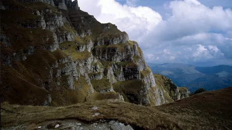 Un turist a murit în Munţii Bucegi după ce a căzut în gol aproximativ 100 de metri