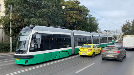 Circulaţia tramvaielor blocată în zona Tg. Cucu din cauza căderii de tensiune. Noua garnitură PESA trebuie reconectată la sistem - EXCLUSIV FOTO