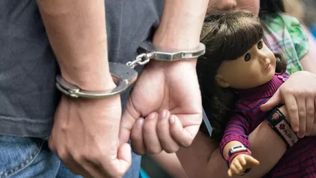 Caz cutremurător la Iași O fetiță de 9 anișori cu o păpușă în brațe abuzată de un individ. A reușit să o agreseze sexual după ce a păcălit-o