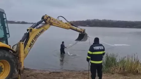 Incident neobişnuit la pescuit. Au adormit în maşină pe baltă şi autoturismul a luat-o la vale