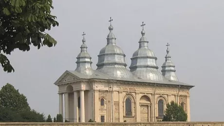 Trei oferte pentru iluminatul arhitectural de la Mănăstirea Frumoasa din Iași. Conest SA vrea să pună din nou mâna pe banii Primăriei