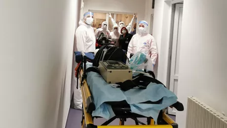 Patru pacienţi cu Covid-19 din Iaşi transferaţi cu avionul în Polonia - FOTO