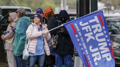 Susținătorii QAnon s-au adunat în SUA pentru a-l aştepta pe John F. Kennedy Oamenii credeau că fiul președintelui asasinat l-ar reinstala pe Donald Trump - FOTO