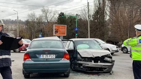 Accident rutier în municipiul Iași la Podul de Piatră. Sunt implicate două autoturisme iar o victimă este încarcerată -FOTO LIVE  UPDATE