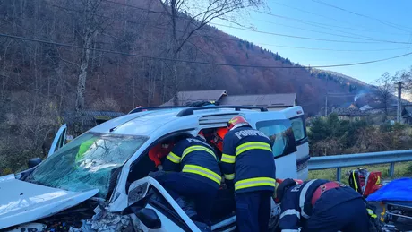 Accident rutier grav între două autoturisme în oraşul Bicaz. Două persoane au fost rănite dintre care una încarcerată - FOTO