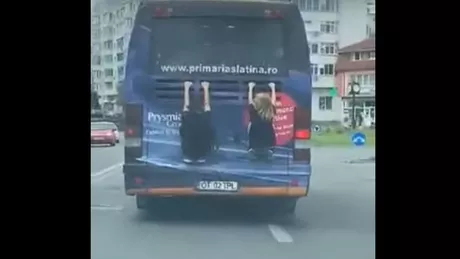 Călătorie periculoasă cu autobuzul în Slatina. Doi minori s-au agățat de spatele unui mijloc de transport în comun punându-și viața în pericol - VIDEO