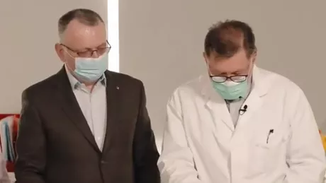 Iată cum se utilizează un test de salivă pentru depistarea Covid-19. Miniștrii Educației și Sănătății au făcut demonstrațiile - VIDEO