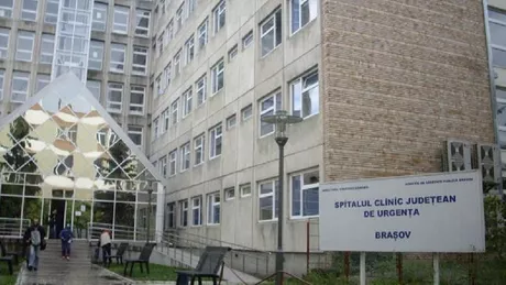 Un bărbat în sevraj internat la Spitalul de Urgență Brașov a căzut de la etaj. Pacientul a coborât pe cearșafuri pentru a își cumpăra alcool
