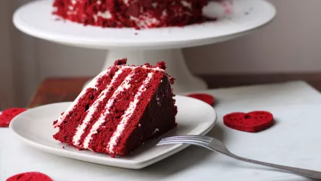 Tort Red Velvet O rețetă simplă și delicioasă ideală pentru zile de naștere