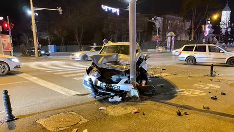 Impact puternic în municipiul Iași soldat cu rănirea a două persoane care au fost transportate la spital Două maşini au intrat în coliziune iar una dintre ele s-a oprit într-un stâlp - EXCLUSIVFOTO