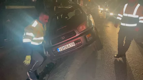 Un șofer a intrat cu mașina într-un șant din municipiul Iași după ce ar fi fost orbit de un alt autoturism care venea din sensul opus - EXCLUSIVFOTO