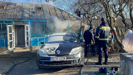 Incendiu la o casă din judeţul Iași Pompierii intervin de urgență pentru lichidarea focului - EXCLUSIVFOTO