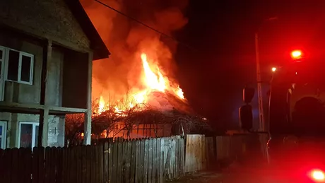 O casă a izbucnit în flăcări de Crăciun în Podu Iloaiei. Pompierii au intervenit de urgență - Galerie Foto Video