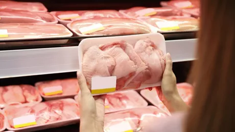 Inspectorii ANSVSA au împărțit amenzi uriașe în supermarketurile din România Mii de kilograme de carne au fost confiscate