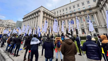 Sute de poliţişti protestează în fața sediului PSD Oamenii legii îşi cer drepturile salariale - VIDEO