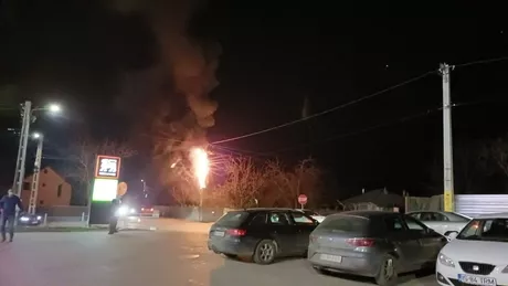 Pompierii intervin de urgență în comuna Miroslava din Iași după ce un stâlp de electricitate a luat foc - FOTO VIDEO