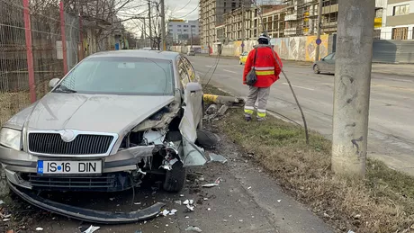 Accident rutier în Iași O mașină a intrat într-un stâlp pe Bulevardul Poitiers -FOTO VIDEO UPDATE