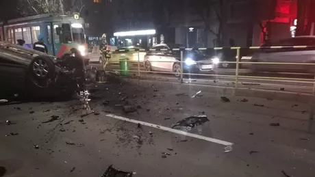 Accident spectaculos la Iaşi O maşină condusă de un șofer beat s-a răsturnat după ce a intrat într-un refugiu de tramvai - EXCLUSIV LIVE FOTO