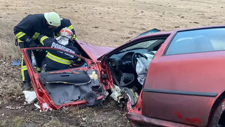 Accident grav în această seară în comuna Vlădeni Iași Șoferul autoturismului a fost grav rănit în urma impactului şi este transportat la Spitalul Sfântul  Spiridon-EXCLUSIV FOTO VIDEO LIVE UPDATE